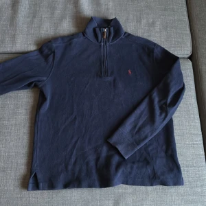 Mörkblå tröja från Polo Ralph Lauren - Säljer denna Poli Ralph Lauren tröja eftersom den är för stor. Mycket bra skick. Använd 2-3 gånger.