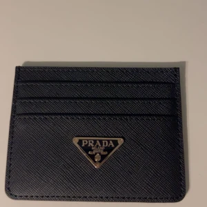 Korthållare  - En riktigt fin korthållare, helt ny. säljes för 400kr. Pris kan diskuteras vid intresse 