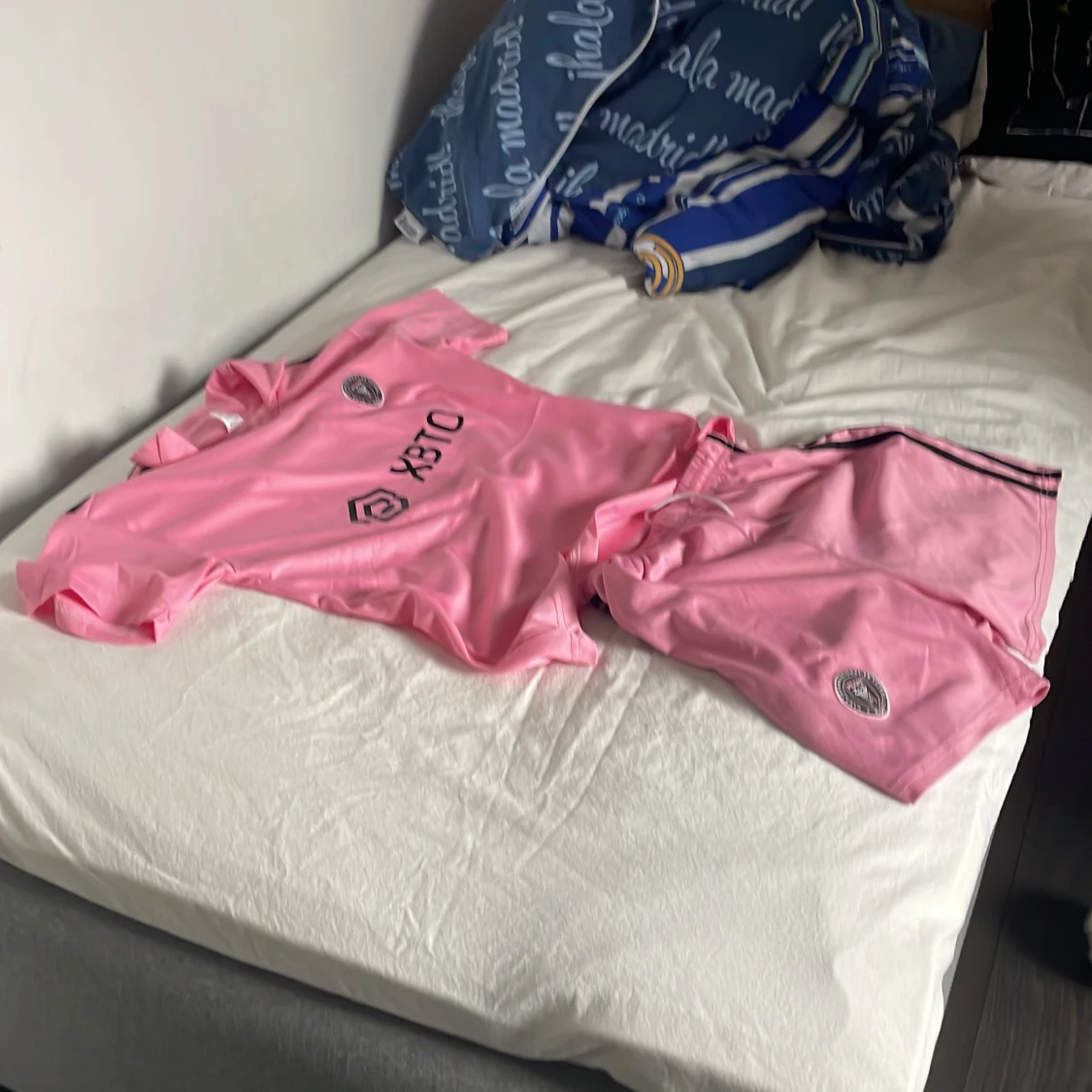 Rosa fotbollströja och shorts från Inter Miami - 1