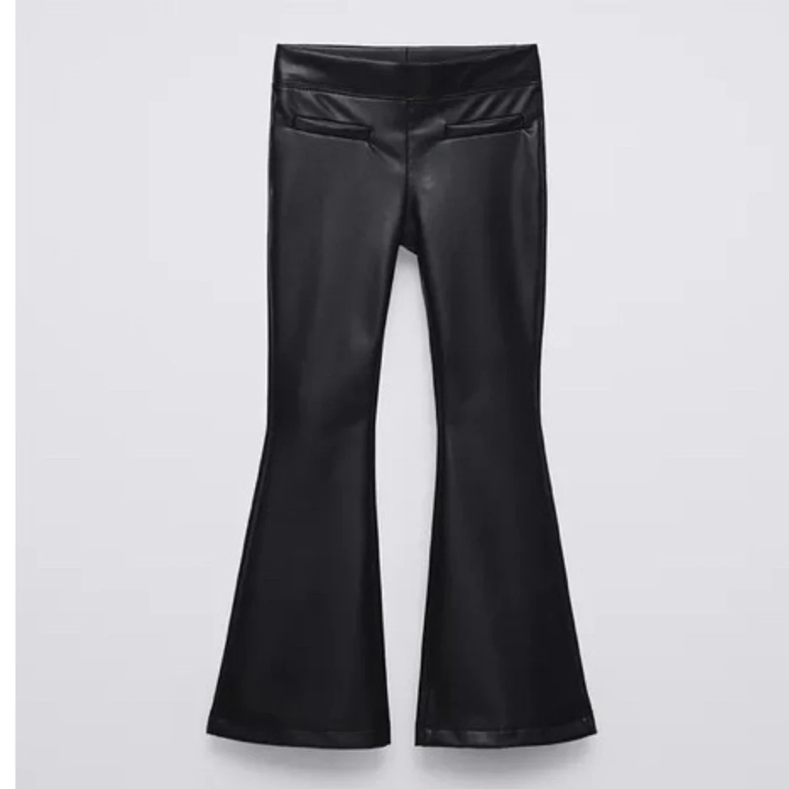 Svarta skinnbyxor med bootcut