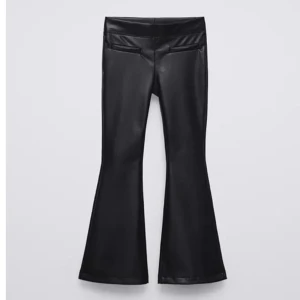 Svarta skinnbyxor med bootcut - Snygga svarta skinnbyxor med bootcut-design. Helt nya och endast använda en gång💕 skriv för mer info och bilder💕