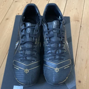 Nike mercurial Fotbollskor  - Gammal Fotbollskor används en halv säsong. Lite smutsiga. Ingen större skada. Storlek 41/26cm. Skriv om du undrar något 