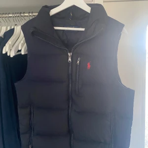 Ralph lauren väst - Bra skick, marinblå storlek S. Köptes för ca 2500. 