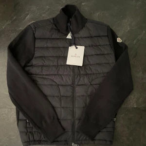 Moncler cardigan  - Hej säljer min Moncler cardigan pga jag inte använder den helt ny endast testat tags och påse med följer hör av er via intresse/frågor 