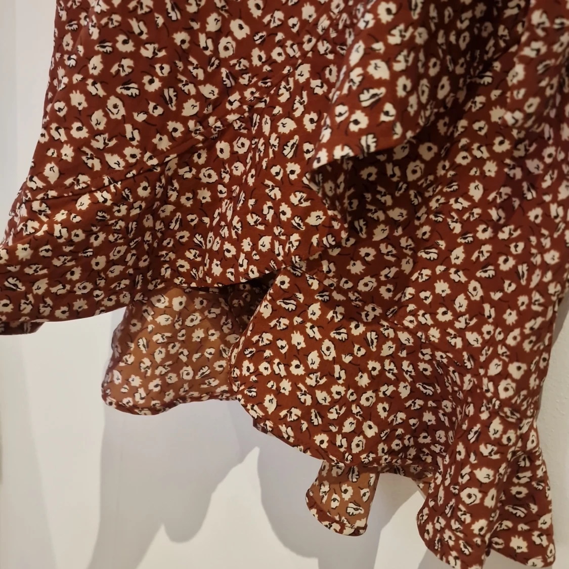 Brun blommig omlottklänning från ONLY stl 36 - 3
