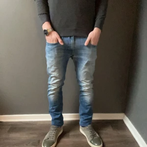 Replay jeans - Replay Anbass // W31 L31 // modellen är 175 och väger 70 // Pris 449 // Skick 6/10 ändast ett litet hål i// Tveka inte på att höra av er vid frågor eller funderingar!