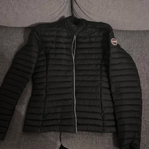 Svart jacka från Colmar - Intresse koll på min tunna svarta colmar jacka i storlek S. Sitter tight i midjan så ser jätte snygg ut på. Jätte fint skick inga defekter alls. Köptes på johnells för 2 år sedan för 3999. 