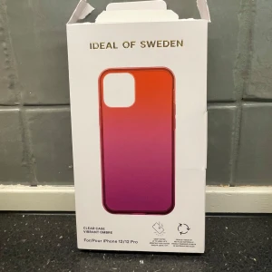Vibrant Ombre skal från IDEAL OF SWEDEN - Snyggt och färgglatt skal för iPhone 12/12 Pro från IDEAL OF SWEDEN. Skalet har en design i rosa och orange. Skydda din telefon med stil. (Den är helt ny, men jag förstod först inte hur lätt det var att öppna och kolla på skalet så därför är förpackningen bruten på toppen, men skalet är aldrig taget ur förpackningen.)