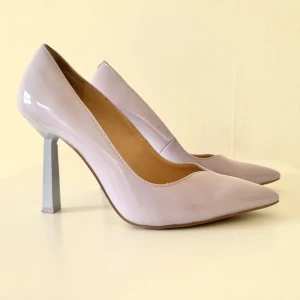 Stilrena JLo pumps med unik klack - Stilrena ljuslila klackar från JLo-kollektionen, med spetsig tå och unik, vinklad klackdesign. Perfekta för att lyfta vilken outfit som helst med en touch av glamour. Köpta i SoHo, New York.