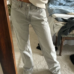 Grå jeansbyxor - Snygga grå jeansbyxor med en klassisk design. De har en normal passform och är perfekta för en avslappnad stil. Byxorna har traditionella fem fickor och knappar framtill.