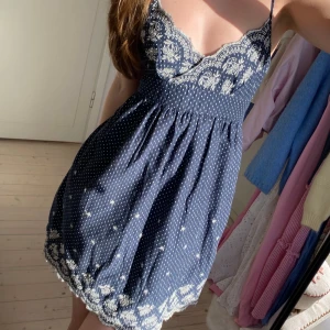 Blå klänning med detaljer - Superfin klänning med broderi detaljer, storlek 40 men jag brukar ha XS/S kläder, jätte bra skick💘