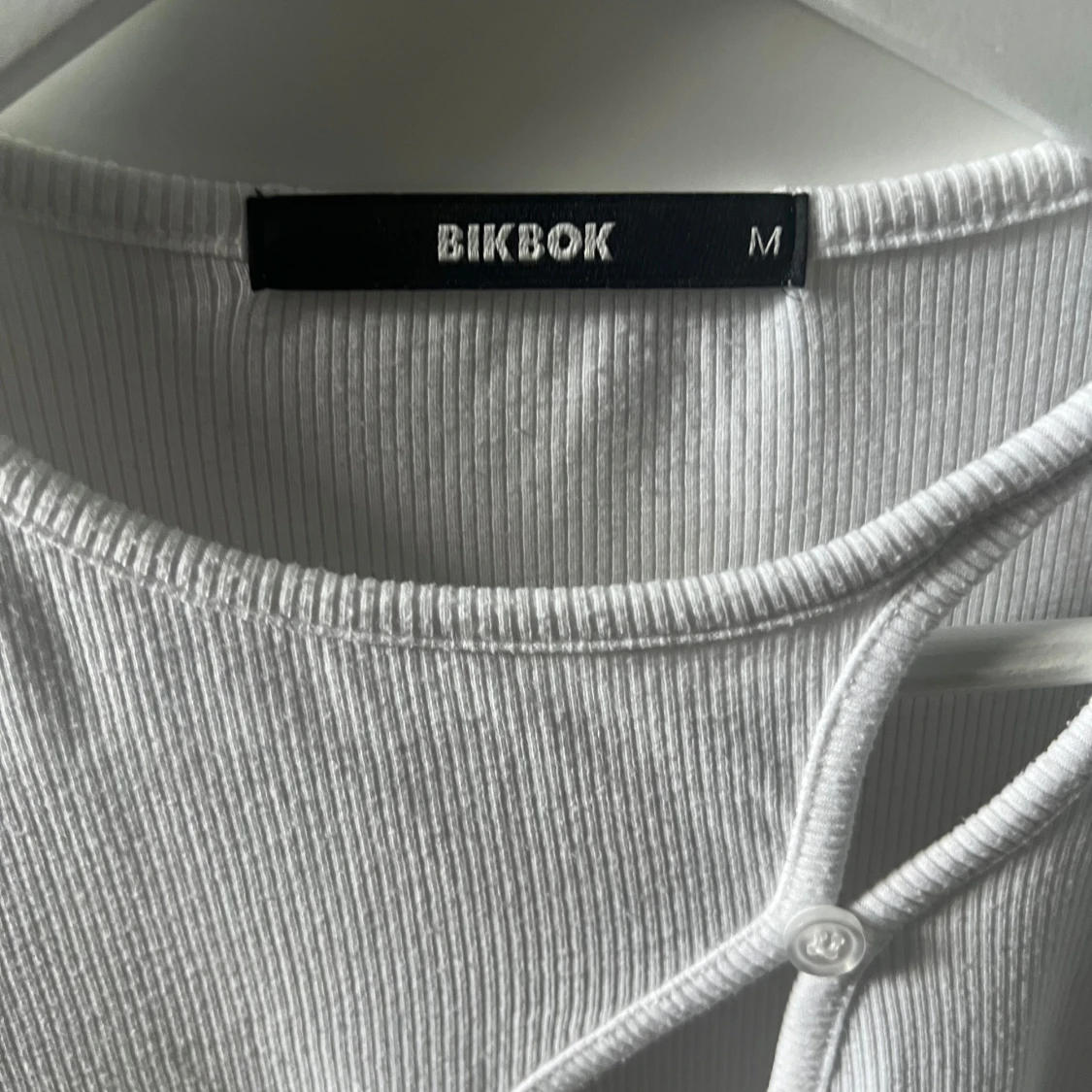 Vit ribbad topp från BikBok - 1