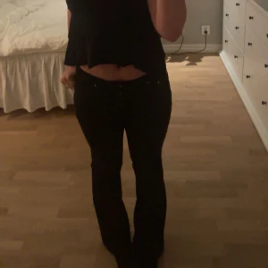 Svarta jeans - Jättefina svarta lågmidjade jeans från Gina tricot!💞hör av er vid intresse!