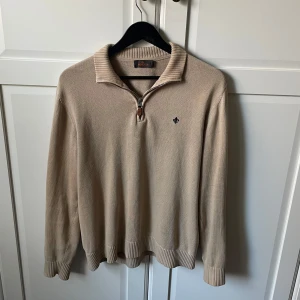Morris halfzip - Säljer denna beiga half zip från morris. Är i storlek M, normal i storlek. Använd men fortfarande i bra skick. Hör gärna av er vid frågor!