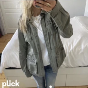 Grön jacka från Only - Snygg grön jacka från Only med nitar på kragen och fickorna. Jackan har långa ärmar och en avslappnad passform. Perfekt för en cool och avslappnad stil.