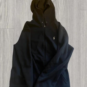 Polo Ralph Lauren Zip Hoodie - Riktigt snygg zip som ja beställde för ett år sedan. Om du vill ha fler bilder eller frågor så är det bara att skriva😊 Priset är inte hugget i sten. (JAG ÄR ÖPPEN FÖR BYTEN)