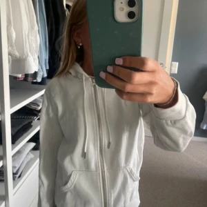 Vit hoodie med dragkedja - Zip hoodie från hm.