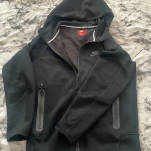 Nike tech zip up - Efterlängtad tröja som jag tyvärr måste sälja då den inte passar mig i storlek. Enbart använd 1-3 gånger då jag testat den för att se hur den passar och visat mina vänner. Helt nytt skick på den, priset är prutbart vid snabbt köp, så hör av er vid minsta fundering:)