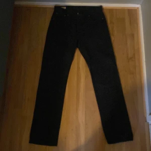 Svarta Levis 501 jeans - Säljer ett par klassiska svarta Levis 501 jeans. Knappt använda och har inga skavanker. Strl 30 32. Skriv pm vid frågor 