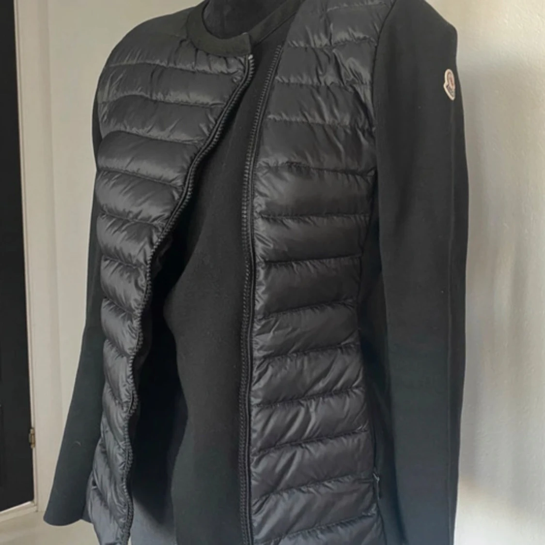 Svart cardigan från Moncler (pris kan diskuteras)