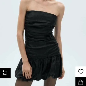 Svart axelbandslös klänning - Jätte snygg svart klänning som passar jätte bra för fest!! Endast använd 1 gång säljer pga att den e för liten för mig, kontakta för fler bilder💘