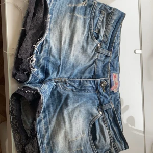 Jeansshorts med spets  - Snygga jeansshorts till sommaren. Lågmidjade och 41 cm i midjemått rakt över 💕kom privat för fler frågor om du ska köpa köp med instabox