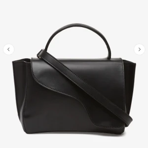 SKIT SNYGG ATP VÄSKA!!❤️❤️ - Säljer denna sjukt snygga och populära ATP väskan i mellan storleken, (kontakta för exakta mått) 📏 säljer då jag behöver pengar! NYPRIS FÖR VÄSKAN: 5200kr! Säljer för 2000kr! Såklart så kommer jag smörja in den, tvätta den och sånt innan köp! Jag har tappat bort bandet så just nu medföljer ett annat band! (Kontakta för bilder) perfekt väska inför säsongen!❣️ PS IDAG ÄR DET FRI FRAKT PÅ VÄSKOR PÅ PLICK!