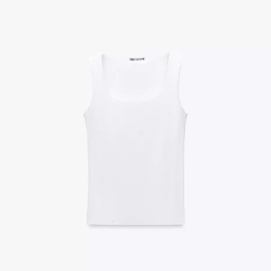 Vit linnetopp från Zara - Så fin stilren vit linnetopp från Zara. Toppen har en klassisk design med breda axelband och rund halsringning. Perfekt för varma dagar eller som lager under en kavaj. Passar till många olika stilar och tillfällen.