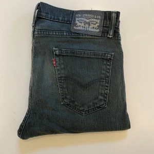 Svarta Levis 501 jeans - Svarta Levis 501 jeans (Storlek W32 L34) Mycket bra skick || Pris kan diskuteras || Skriv vid minsta fråga eller fundering💯🤝