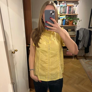 Gul blus med volang detaljer - Så gullig blus i en jätte somrig gul färg! Sjukt snygg till ett par vita jeans i sommar!