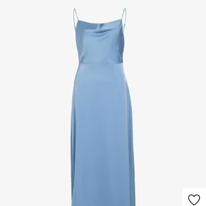Ljusblå långklänning med smala axelband - Hej! Säljer  en jättefin ljusblå klänning från vila. Klänningen har endast använts en gång och är i jättebra skick 🩷