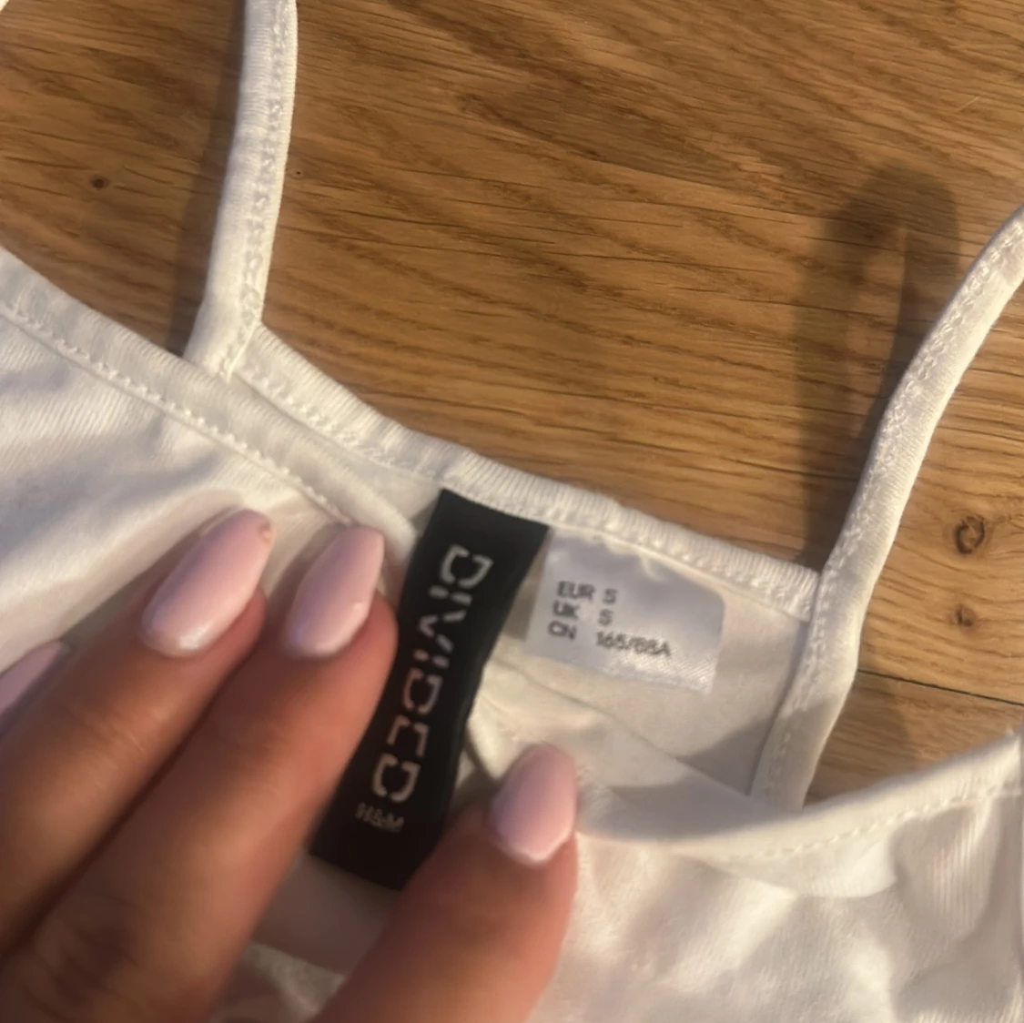 Vit croppad linnetopp från Divided - 1