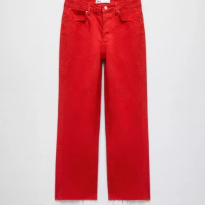 Röda jeans Zara - Jeans från Zara med klassisk femficksdesign och knäppning med flera knappar framtill. Byxorna är i strl L och jag brukar ha M så något små i storleken, använda en gång. Något kortare och lite bootcut nertill