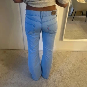 Ljusblå bootcut jeans - Snygga ljusblå bootcut jeans med låg midja från Levi’s🤩 jätte jätte söta och helt perfekta nu till våren/sommaren🫶 superbra skick😍