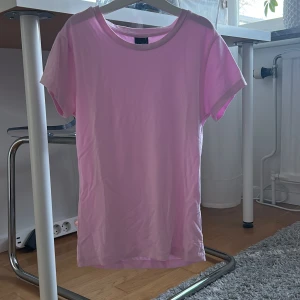 Ljusrosa t-shirt från Gina Tricot - En basic ljusrosa t-shirt från Gina Tricot. Modellen har rund halsringning och korta ärmar. Jag säljer denna eftersom den inte kommer till användning hos mig❣️ använd två gånger 