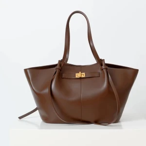 Gina väska - Brun axelväska från Gina Tricot, den är använd men ser som ny ut💕Skriv privat för bilder på väskan💌 Nypris: 500kr