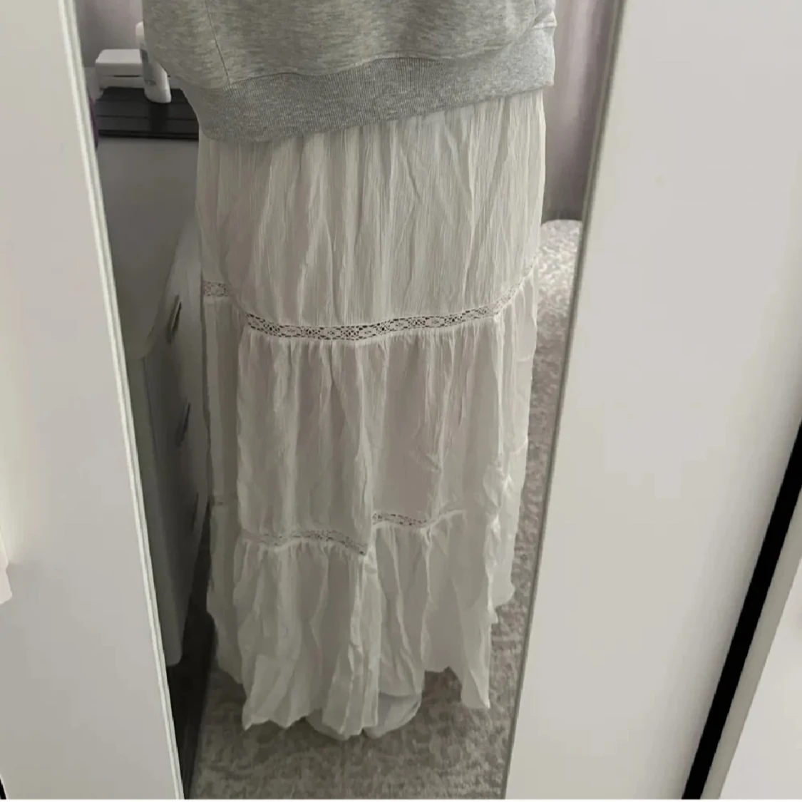 Vit långkjol med spetsdetaljer