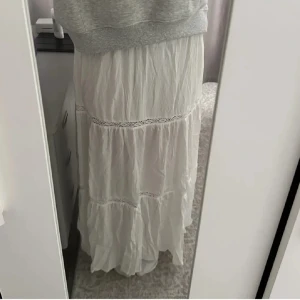 Vit långkjol med spetsdetaljer - Säljer en super fin lång kjol som är perfekt till sommaren ❤️använd fåtal gånger så den är i bra skick, lånade bilder ❤️