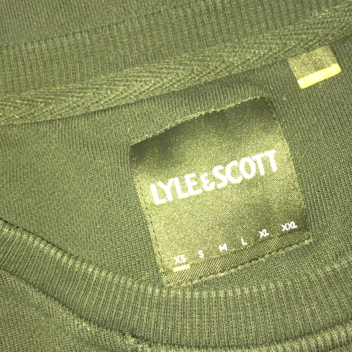 Svart sweatshirt från Lyle & Scott - 2