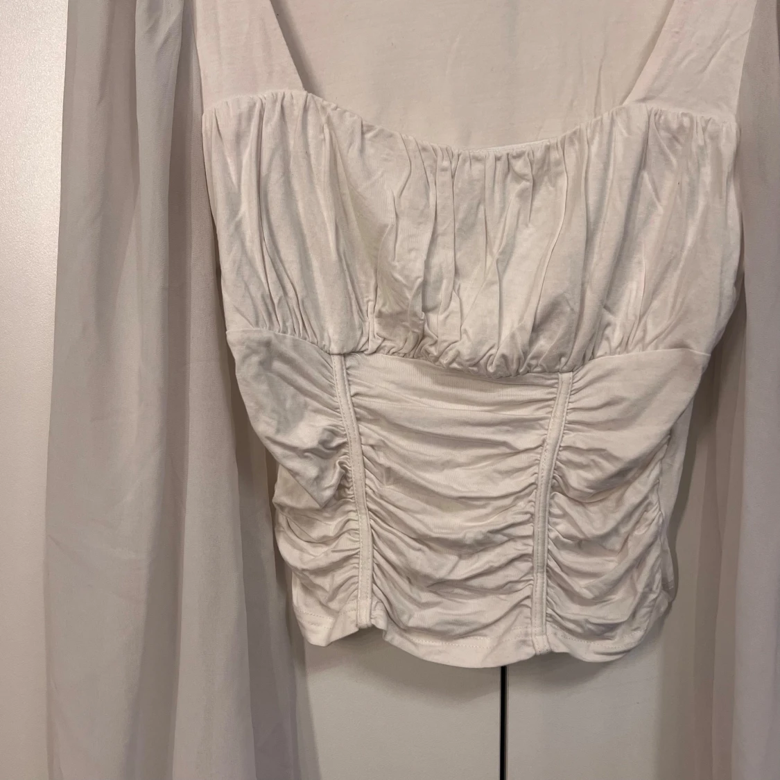 Vit långärmad topp med rynkade detaljer  - 1