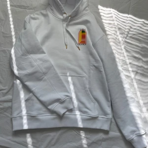 Casa Blanca - Säljer denna helt nya Casa blanca hoodie. Ny pris 5200, mitt pris 2999. Hör av er för mer frågor eller funderingar.