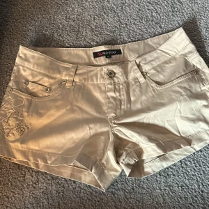 Låg midjade shorts  - Super snygga vintage shorts med snygga detaljer! Från GLO-STORY. Går ej att hitta och köpa längre. Super coola nu till sommaren! Är i M men passar även S