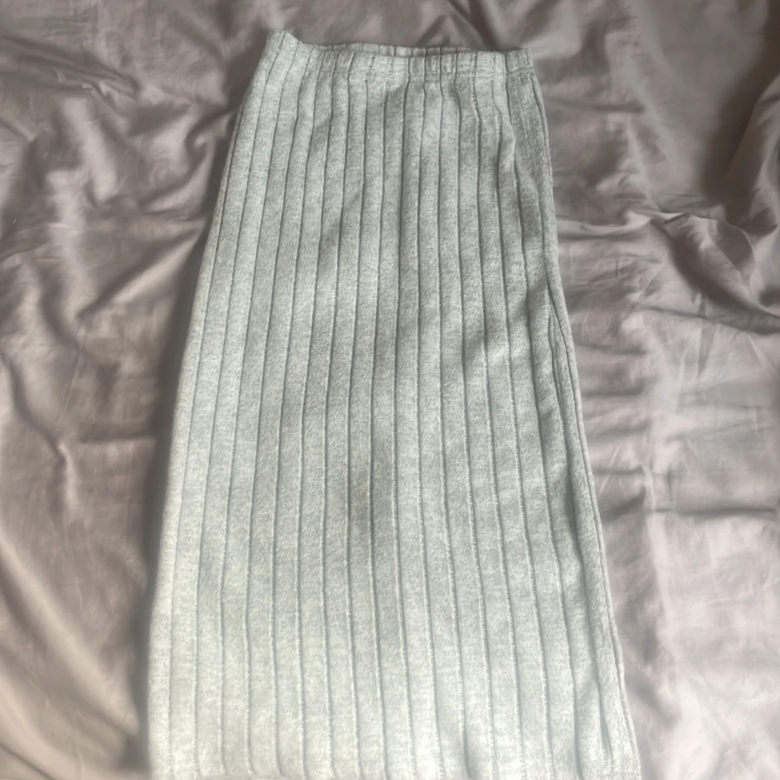 Ljusgrå ribbad långkjol