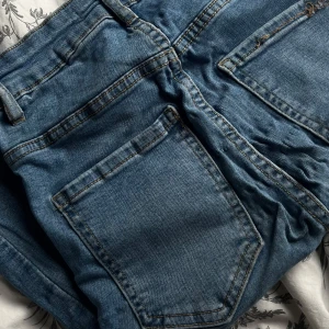 Blå jeans Molly från Perfect Jeans - Säljer ett par klassiska blå skinns jeans från Molly-serien av Perfect Jeans. Byxorna har normal passform. Perfekta till vardags och lätta att matcha med olika stilar.