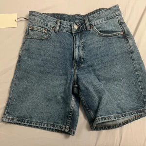 Jeansshorts  - Vanliga blåa jeans shorts säljer pågrund av att dom inte passa, är i helt nytt skick.