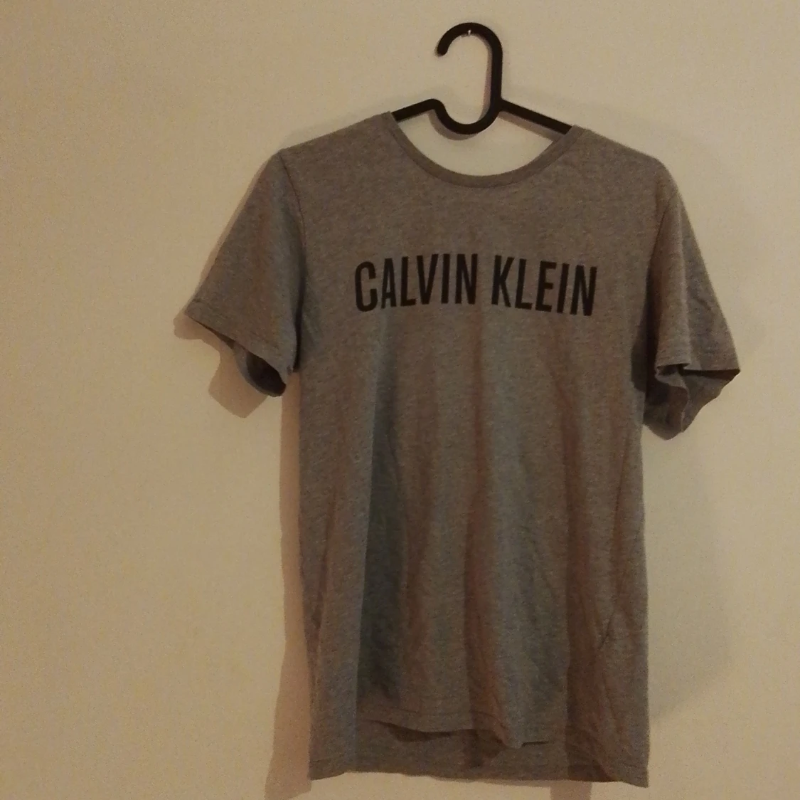 Grå t-shirt från Calvin Klein