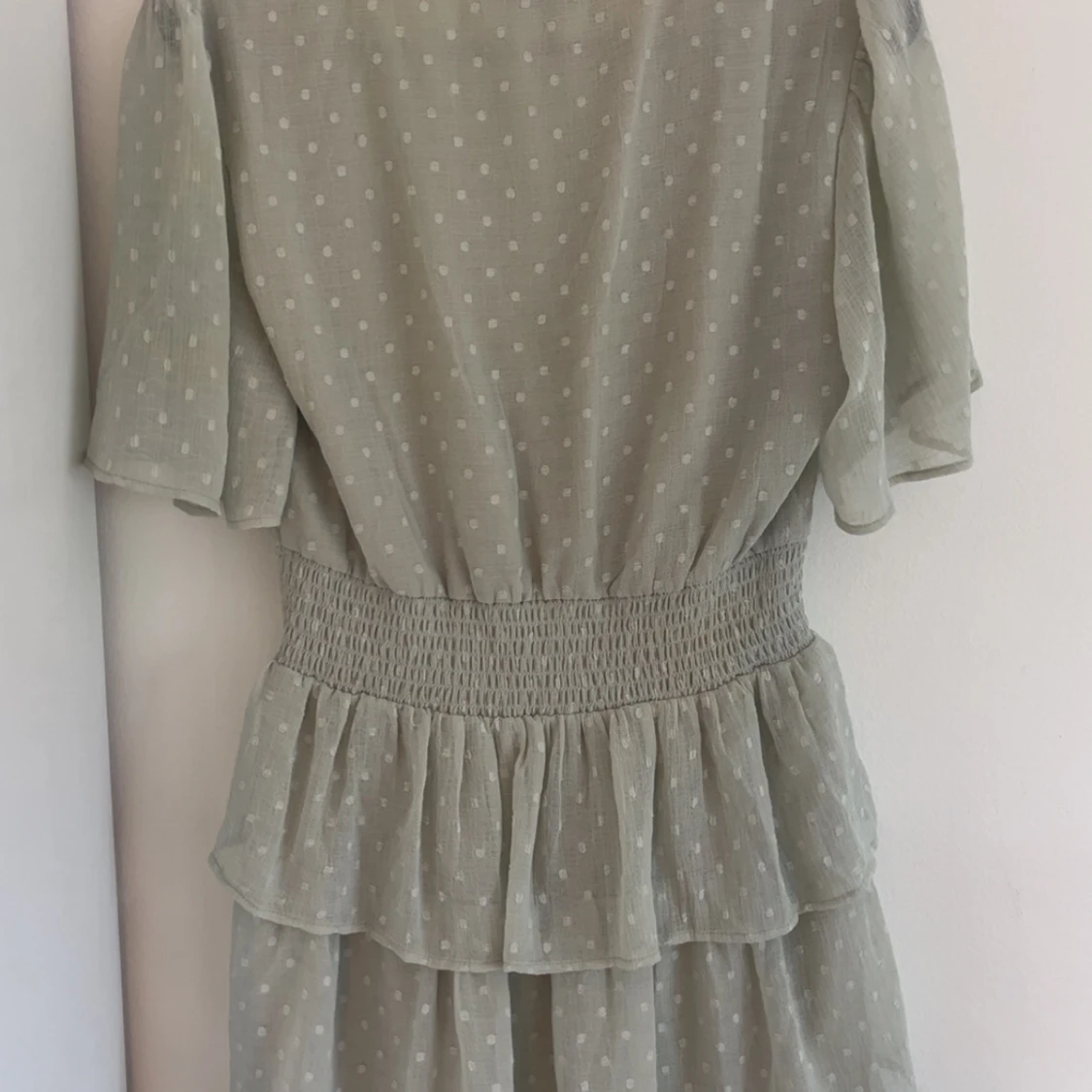 Somrig grön klänning med volanger - 3