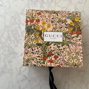 Gucci Flora parfymset - Exklusivt parfymset från Gucci Flora med sex olika miniflaskor i färgglada och eleganta designer. Förpackningen har ett vackert blommönster i rött, gult, grönt och lila på ljus botten. Perfekt för dig som vill testa flera dofter från Gucci Flora-kollektionen.        Om du vill ge ett annat pris så kan du skriv till mig