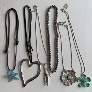 Halsband - Olika halsband, pris i ordning: 50kr, 120kr, 120kr, 30kr, 120kr, 50kr💕