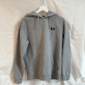 Grå hoodie från Dickies - Säljer en klassisk grå hoodie från Dickies med logga på bröstet. 